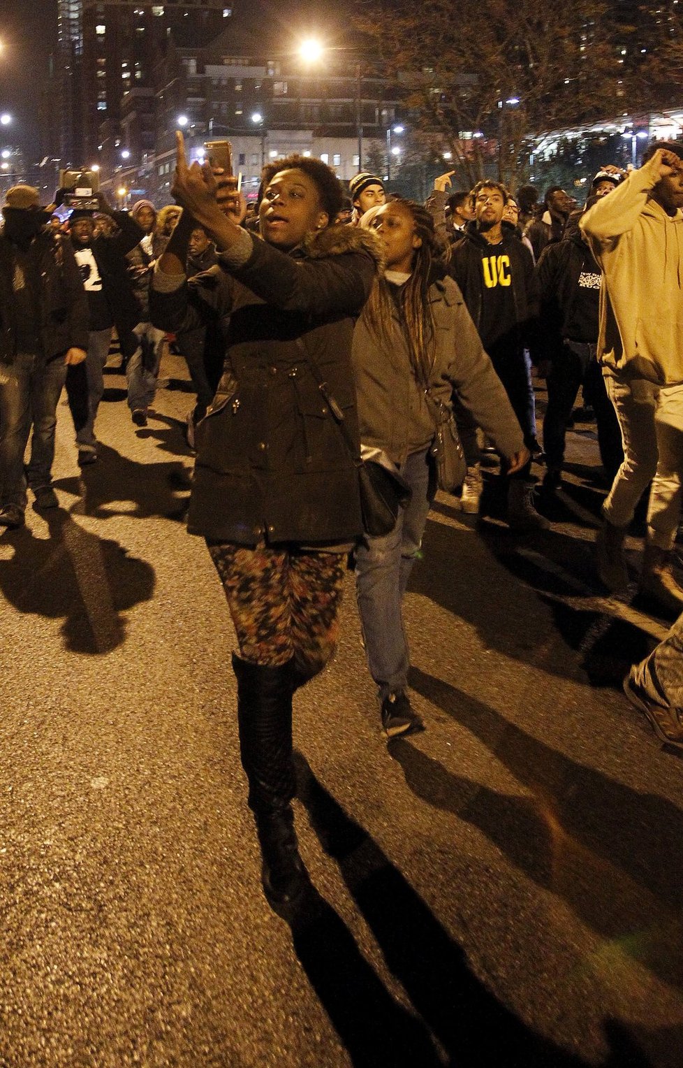 Chicago v noci zachvátily protesty.