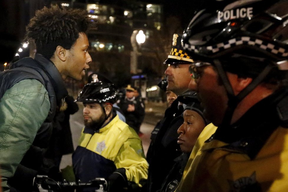 Chicago v noci zachvátily protesty.