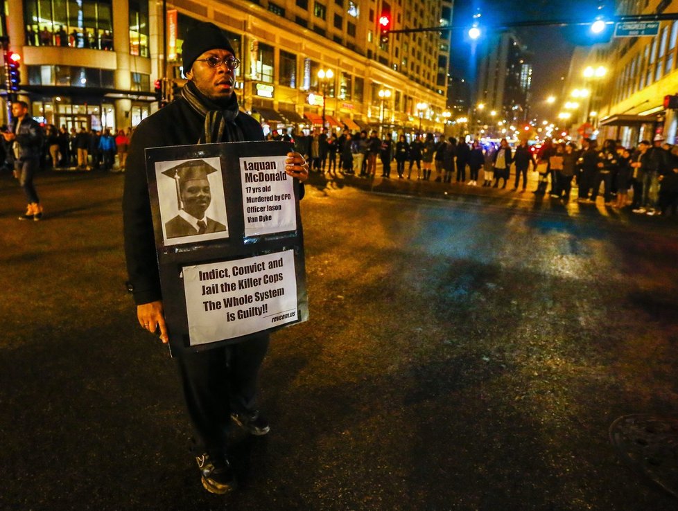 Chicago v noci zachvátily protesty.