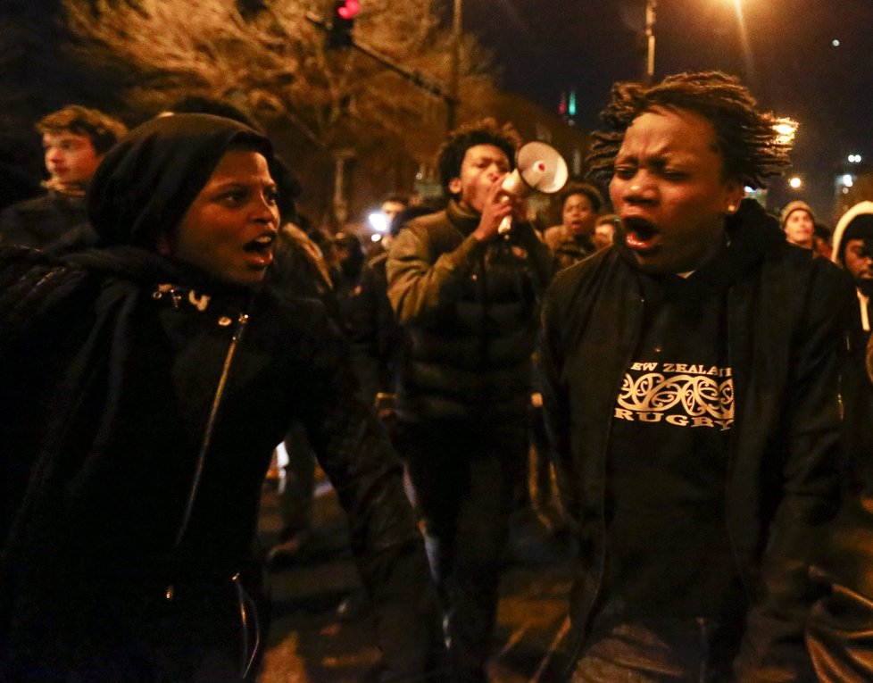 Chicago v noci zachvátily protesty.