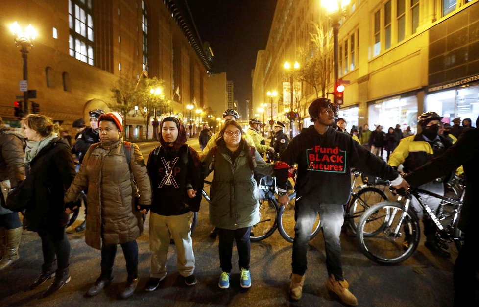 Chicago v noci zachvátily protesty.