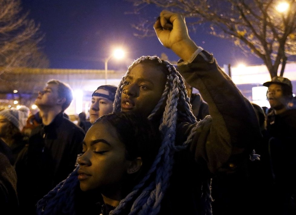 Chicago v noci zachvátily protesty.