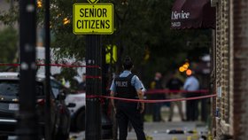 Neznámí útočníci začali v Chicagu střílet na skupinu lidí, která se účastnila pohřbu: Nejméně 15 zraněných. (22.7.2020)