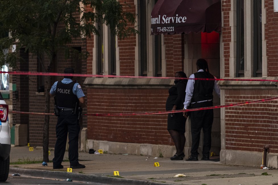 Neznámí útočníci začali v Chicagu střílet na skupinu lidí, která se účastnila pohřbu: Nejméně 15 zraněných. (22.7.2020)