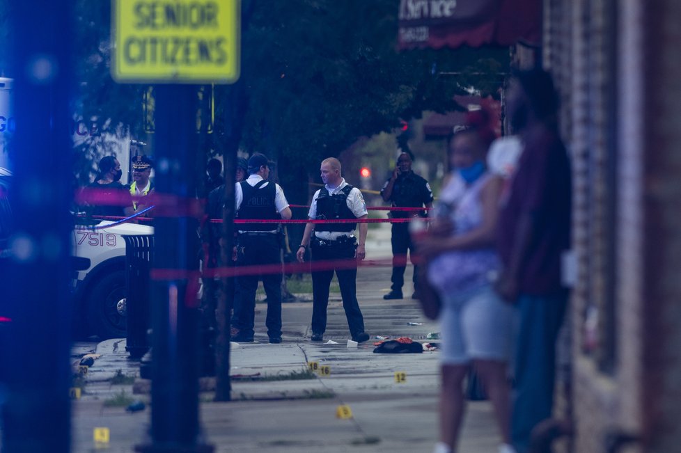 Neznámí útočníci začali v Chicagu střílet na skupinu lidí, která se účastnila pohřbu: Nejméně 15 zraněných. (22.7.2020)