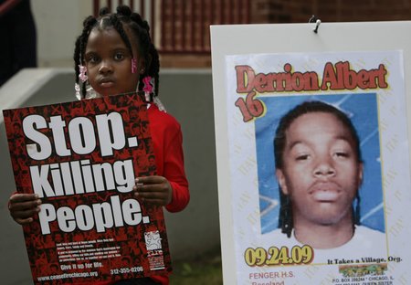 Nadashia Thomas, šestiletá sestřenice zavražděného Derriona, drží transparent: Přestaňte se zabíjením lidí!