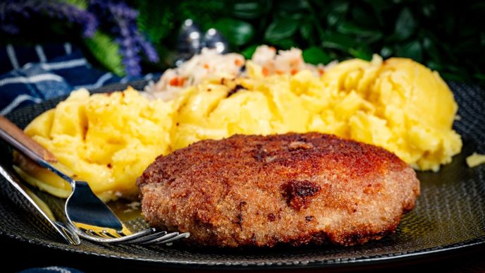 Homemade minced meat cutlet served with mashed potatoes and salad.,Image: 843674064, License: Royalty-free, Restrictions: , Model Release: no, Credit line: Profimedia