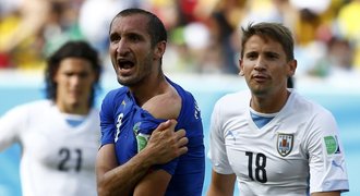 Dostane rekordní trest? FIFA Suáreze chrání, teď ať se ukážou, zuří Chiellini