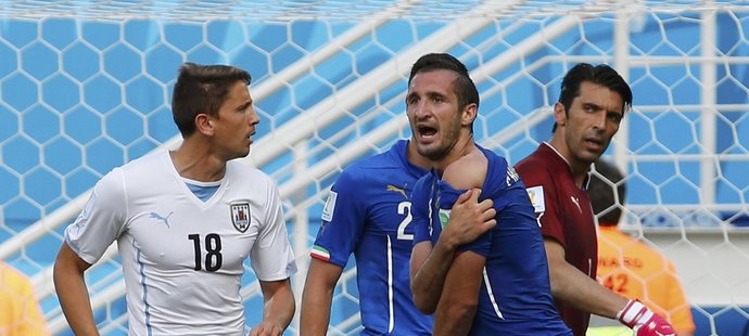 Důkaz! Italský obránce Chiellini ukazuje otisk zubů po útoku Luise Suáreze.