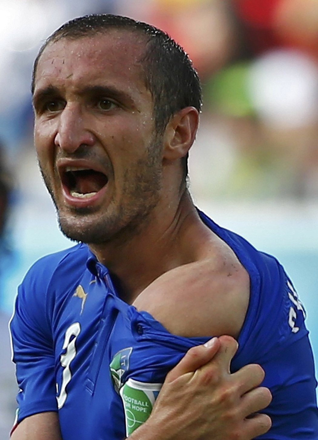 Italský obránce Giorgio Chiellini ukázal otisk zubů Luise Suáreze, Uruguayci ale tvrdí, že jde o podvrh.