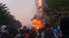 V Chile pokračují protivládní protesty. Vzplála i budova univerzity.