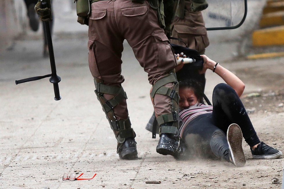 V Chile pokračují protivládní protesty. Vzplála i budova univerzity.