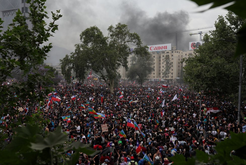 V Chile pokračují protivládní protesty. Vzplála i budova univerzity.