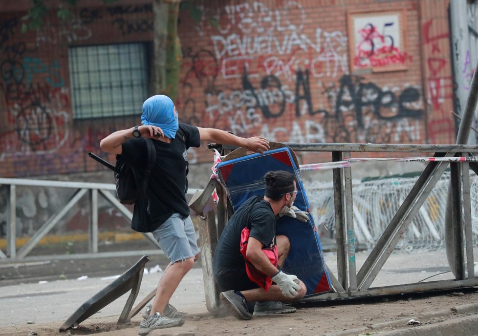 V Chile pokračují protivládní protesty. Vzplála i budova univerzity.