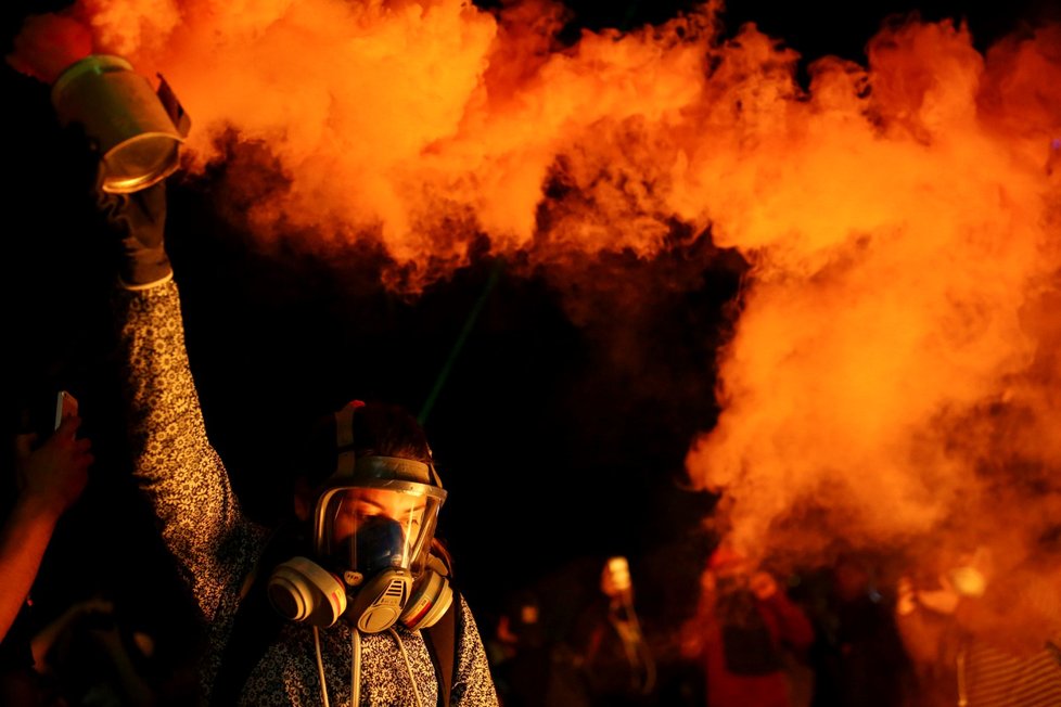 V Chile pokračují protivládní protesty. Vzplála i budova univerzity.