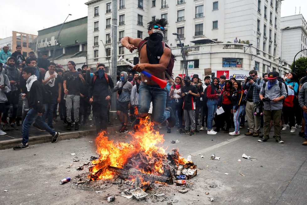 V Chile pokračují protivládní protesty. Vzplála i budova univerzity.