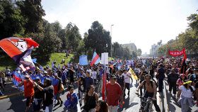 V Chile demonstrovaly desetitisíce lidí proti důchodovému systému.