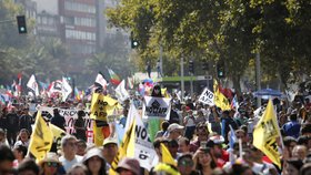 V Chile demonstrovaly desetitisíce lidí proti důchodovému systému.