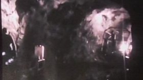 Chilská televize odvysílala záběry z dolu, kde je 700 metrů pod zemí uvězněno 33 horníků