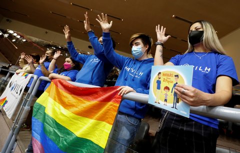 Katolické Chile schválilo sňatky homosexuálů. Česko se s Fialovou vládou zřejmě nedočká