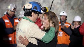 Jeden z posledních zachráněných horníků Raul Bustos se svou přítelkyní