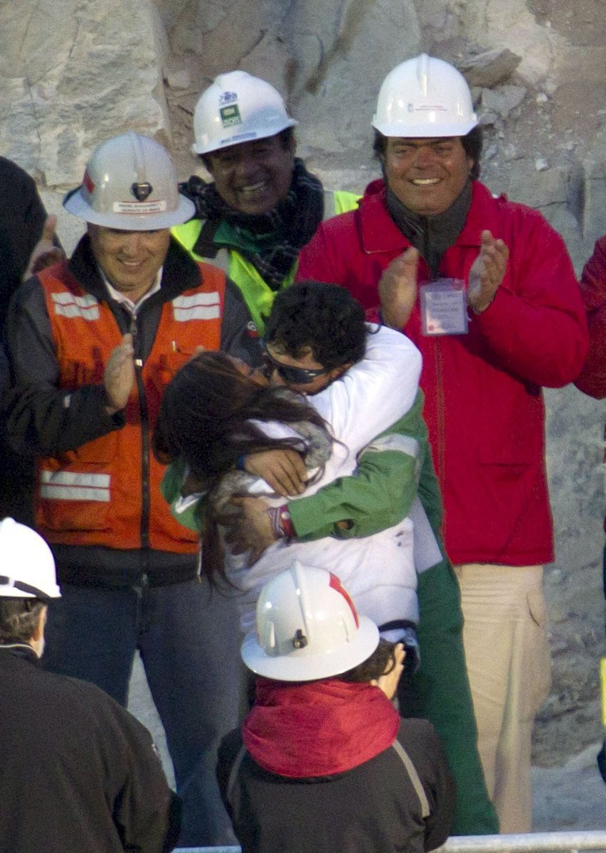 Zachráněný horník Claudio Yanez líbá svou snoubenku Cristin