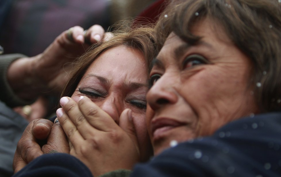 Roxana Gomez (vlevo), dcera Maria Gomeze pláče štěstím, když spatřila svého otce vycházet z kapsle