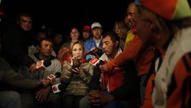 Rodiny, které čekají na návrat uvězněných horníků, přijela do stanového městečka podpořit první dáma Chile Cecilia Morel