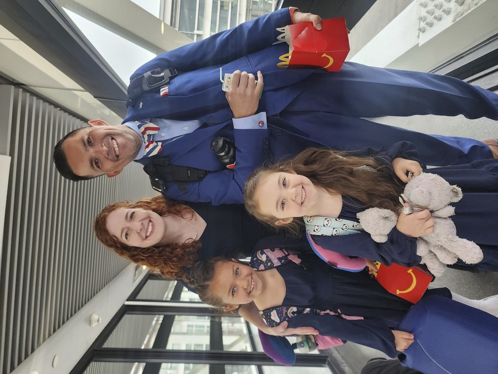 Jimmy, jeho žena a dvě dcerky na letišti v Chile