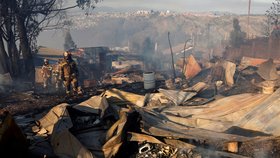 Lesní požáry se v Chile rozšířily až do zastavěné oblasti, kde zničily přes 120 domů.