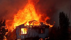 Lesní požáry se v Chile rozšířily až do zastavěné oblasti, kde zničily přes 120 domů.