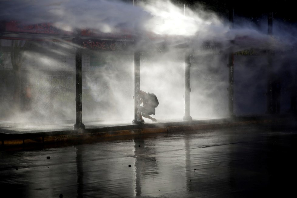 Zvýšením penzí se chilská vláda snaží zastavit protesty v ulicích, které vypukly v polovině října (4. 12. 2019)