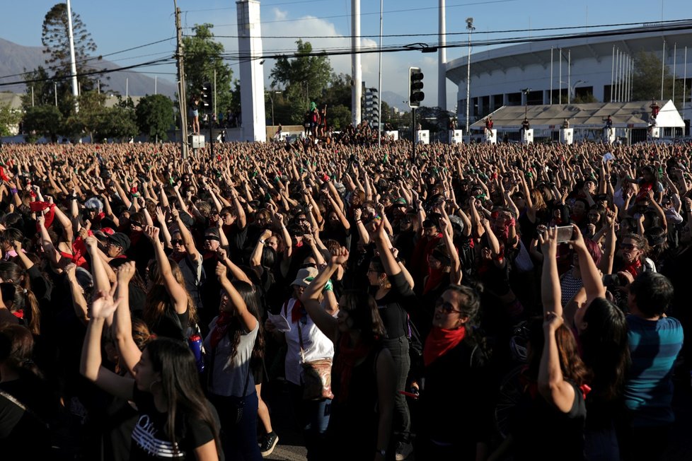 Zvýšením penzí se chilská vláda snaží zastavit protesty v ulicích, které vypukly v polovině října (4. 12. 2019)