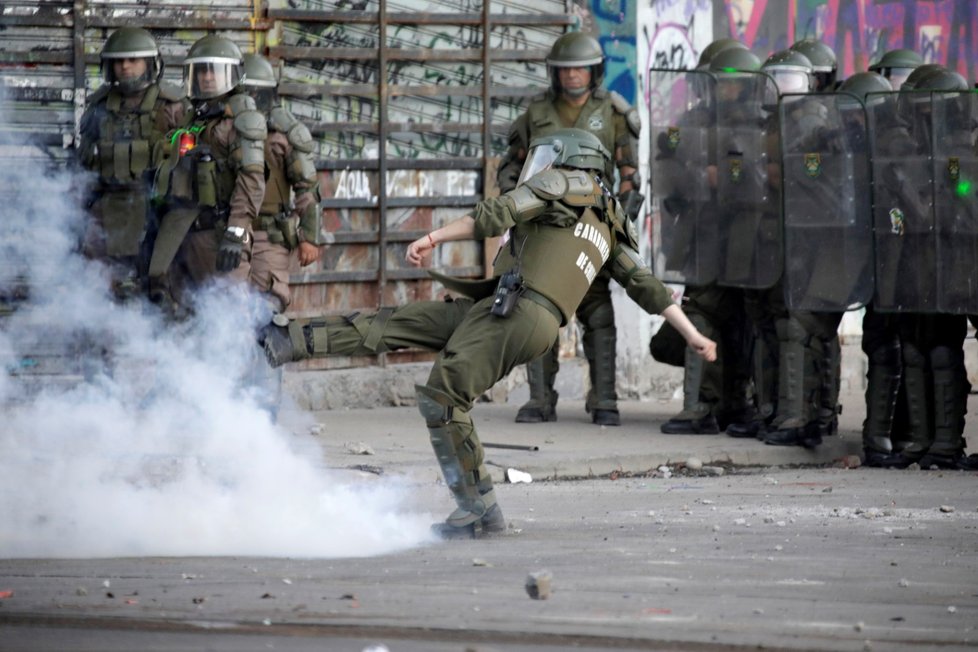 Zvýšením penzí se chilská vláda snaží zastavit protesty v ulicích, které vypukly v polovině října (4. 12. 2019)