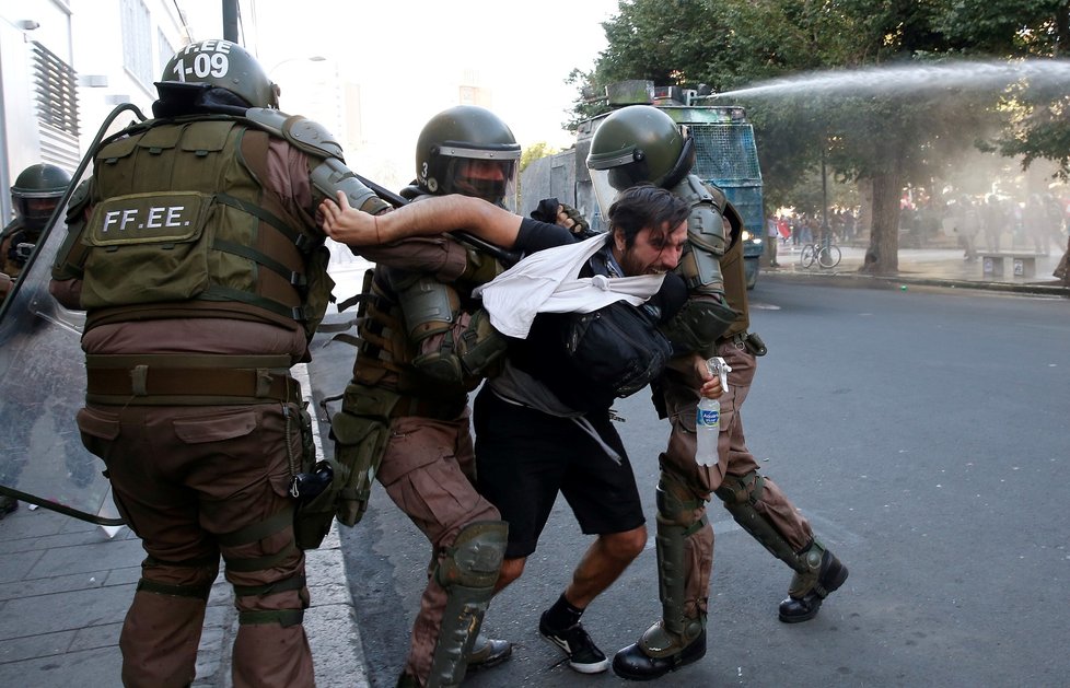 Zvýšením penzí se chilská vláda snaží zastavit protesty v ulicích, které vypukly v polovině října (4. 12. 2019)