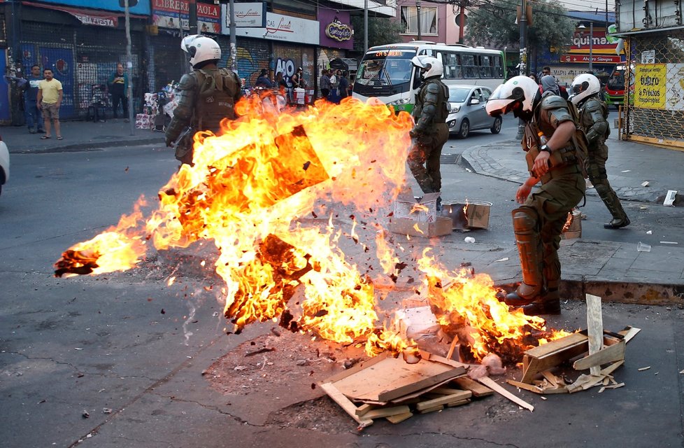 Zvýšením penzí se chilská vláda snaží zastavit protesty v ulicích, které vypukly v polovině října (4. 12. 2019)