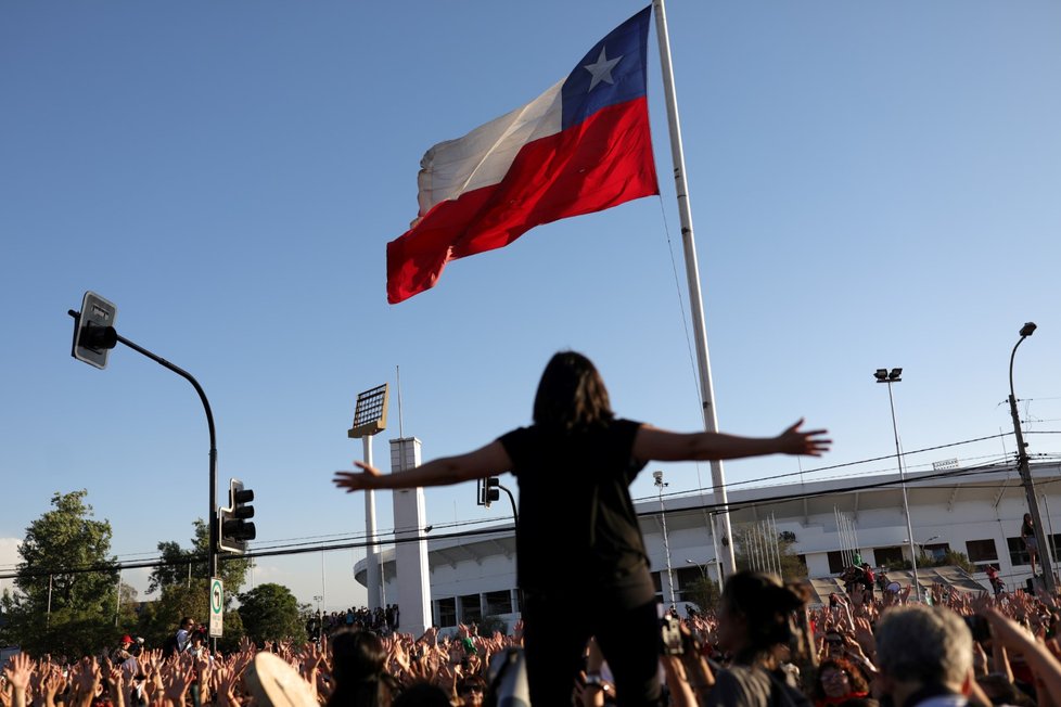 Zvýšením penzí se chilská vláda snaží zastavit protesty v ulicích, které vypukly v polovině října (4. 12. 2019)