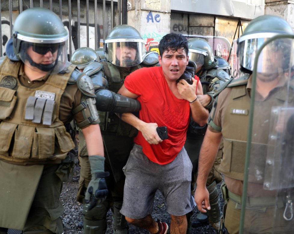 Zvýšením penzí se chilská vláda snaží zastavit protesty v ulicích, které vypukly v polovině října (4. 12. 2019)