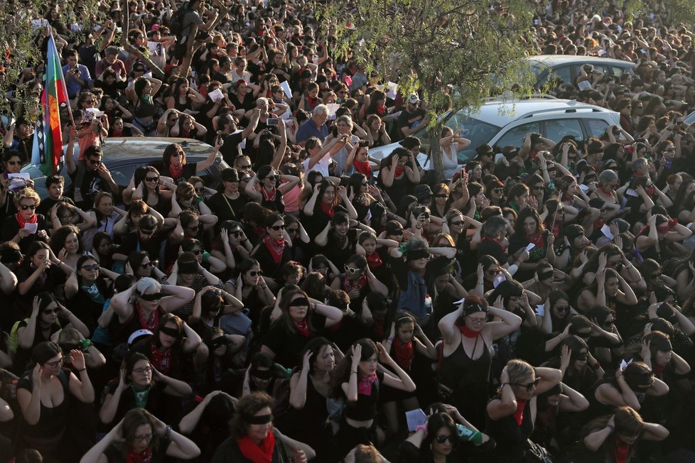 Zvýšením penzí se chilská vláda snaží zastavit protesty v ulicích, které vypukly v polovině října (4. 12. 2019)