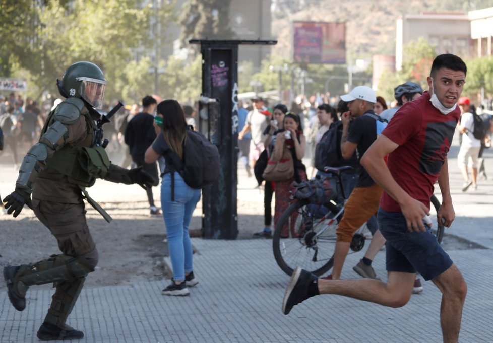 Zvýšením penzí se chilská vláda snaží zastavit protesty v ulicích, které vypukly v polovině října (4. 12. 2019)