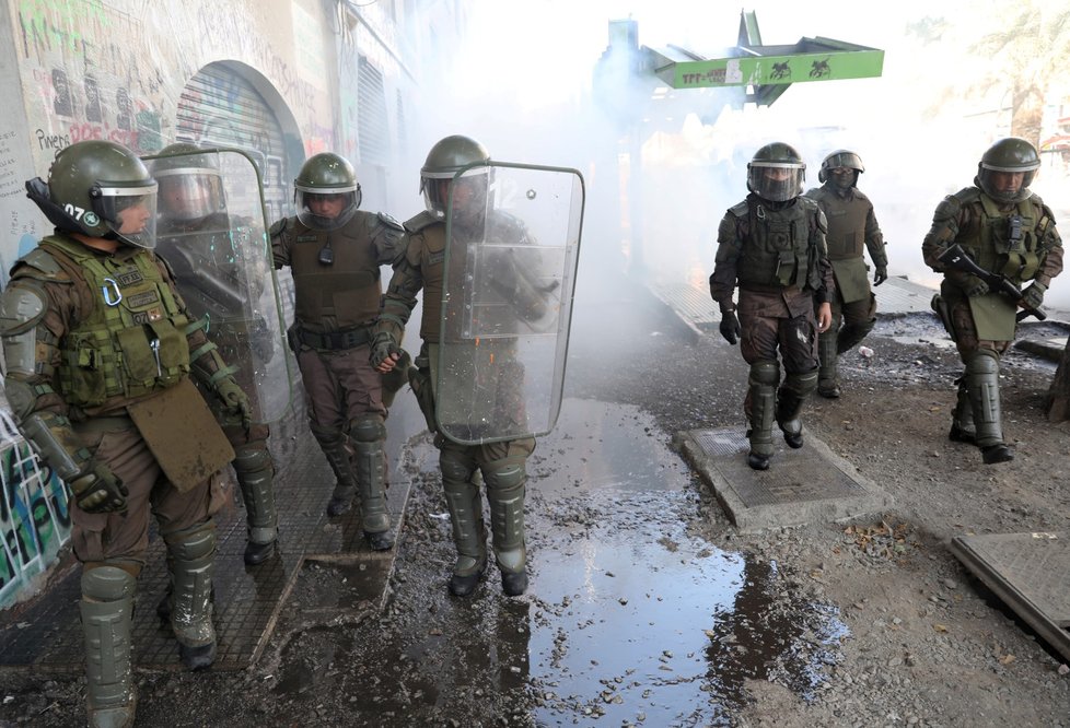 Zvýšením penzí se chilská vláda snaží zastavit protesty v ulicích, které vypukly v polovině října (4. 12. 2019)