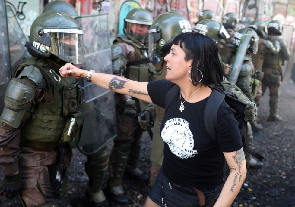 Zvýšením penzí se chilská vláda snaží zastavit protesty v ulicích, které vypukly v polovině října (4. 12. 2019)