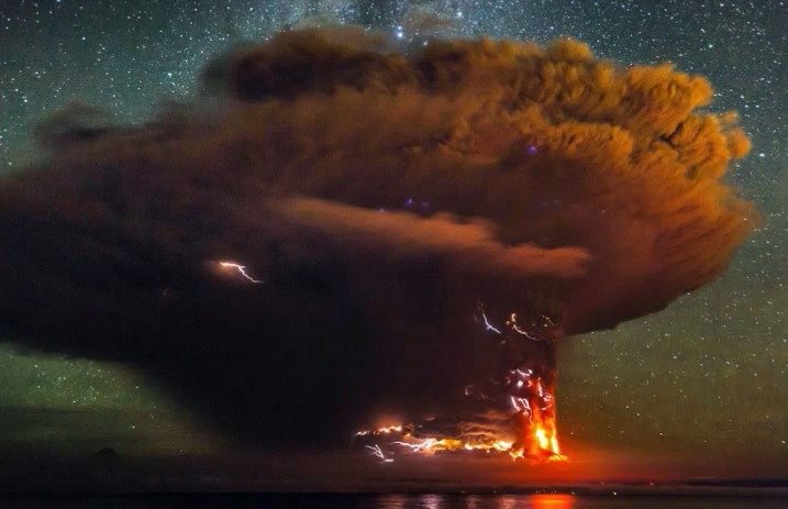 Chilská sopka Calbuco chrlí oblaka prachu a lávu.