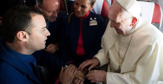 Láska nebeská: Pár, který papež oddal v letadle, se měl vzít v kostele, který pobořilo zemětřesení