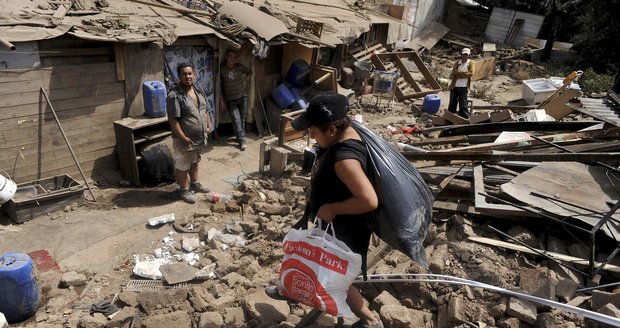 Lidé v zemětřesením postiženém Chile zachraňují z trosek domů co se dá