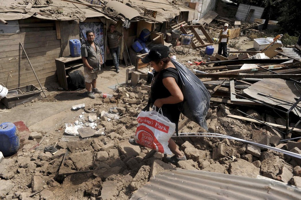 Lidé v zemětřesením postiženém Chile zachraňují z trosek domů co se dá