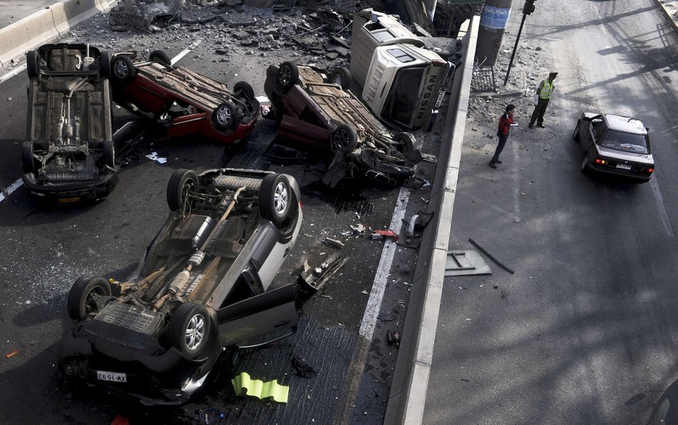 Převrácená auta a zborcené mosty, i to je výsledek ničivého zemětřesení
