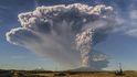 Poprvé po více než pěti desítkách let vybuchla v noci na dnešek sopka Calbuco v jižním Chile, a hned dvakrát.