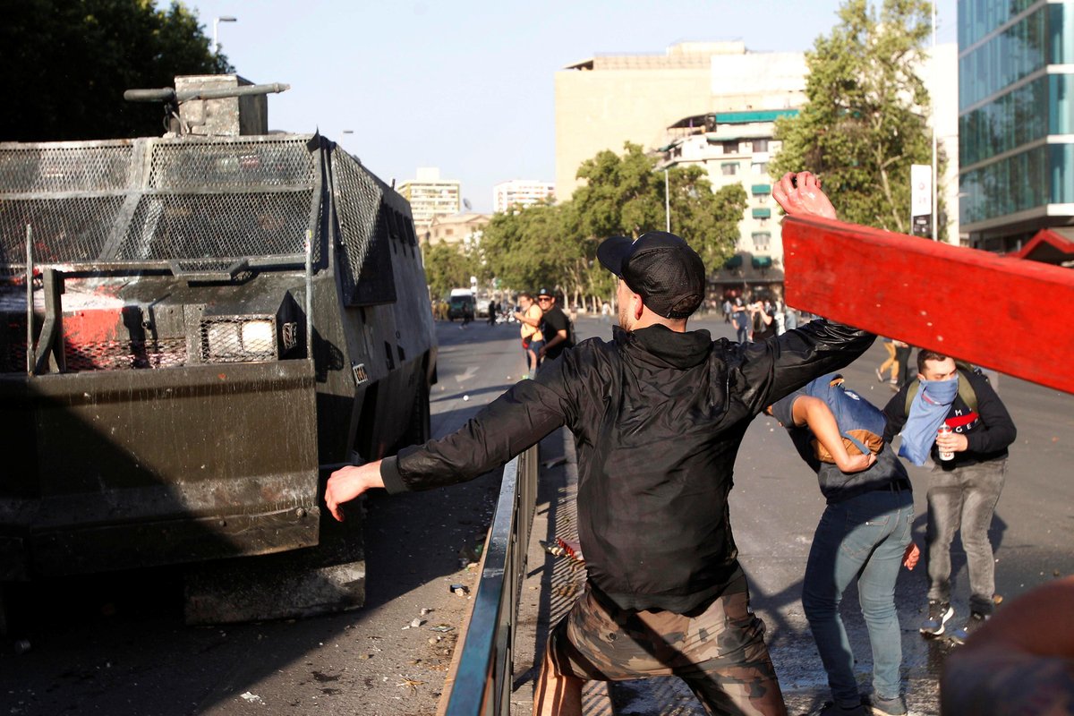 V Chile musel být kvůli demonstracím proti zdražení jízdenek vyhlášen výjimečný stav (19. 10. 2019)