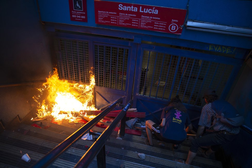 V Chile musel být kvůli demonstracím proti zdražení jízdenek vyhlášen výjimečný stav (19. 10. 2019)